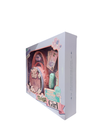 صورة مجموعة ألعاب تجميل للأطفال ، تتميز بحقيبة ظهر أنيقة على شكل فراشة باللون الوردي، وتحتوي على إكسسوارات تجميلية للعب التظاهري